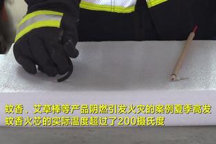 六岁球迷都看不下去了？六岁左右曼联小球迷捂脸，对曼联表示失望